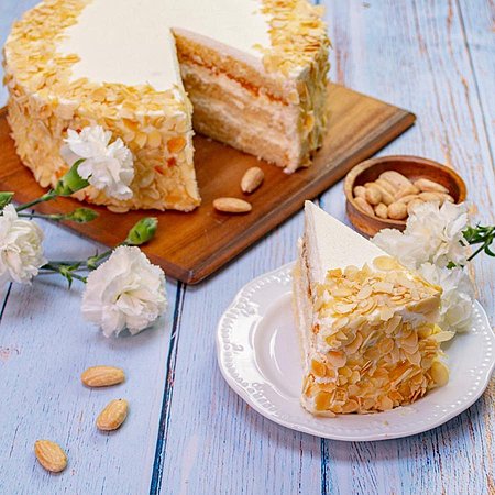 tort migdałowy z dostawą od cukierni online e-torty - kawałek tortu z bliska