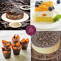  Zestaw słodkości zawierający tort czekoladowy, sernik aksamitny, kostkę owocową oraz zestaw babeczek czekoladowych muffinek